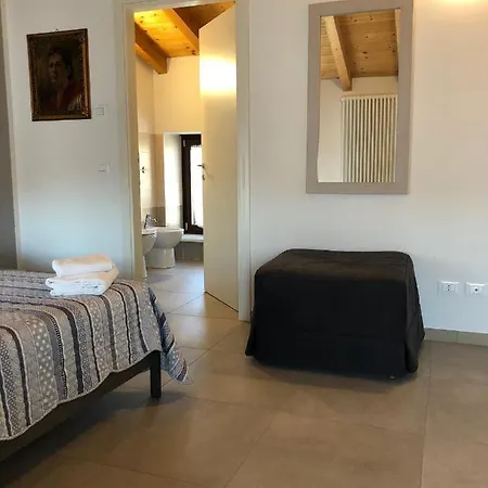 La Casa Della Ada 3* Кастельнуово-дель-Гарда